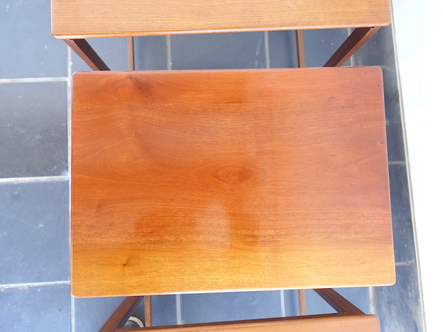 NEST OF TABLE MAHOGANY