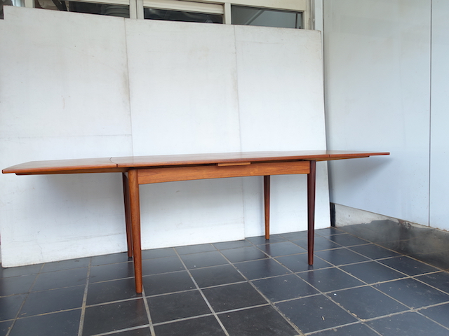 DINNING TABLE WI EXTENTION
