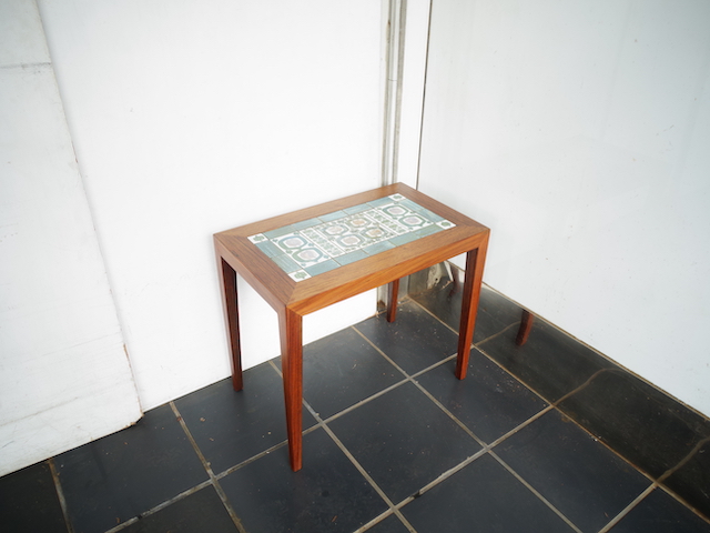 SMALL TABLE WI TILE ROSE