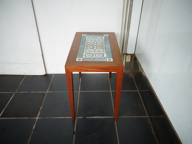 SMALL TABLE WI TILE ROSE