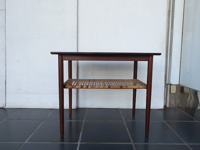 SMALL TABLE WI RATTAN RACK