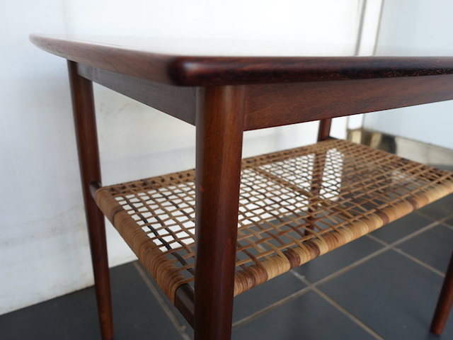 SMALL TABLE WI RATTAN RACK