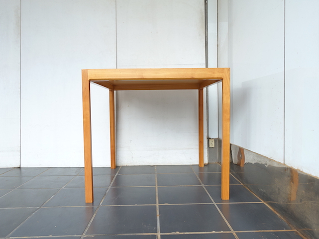 SQUARE DINNING TABLE