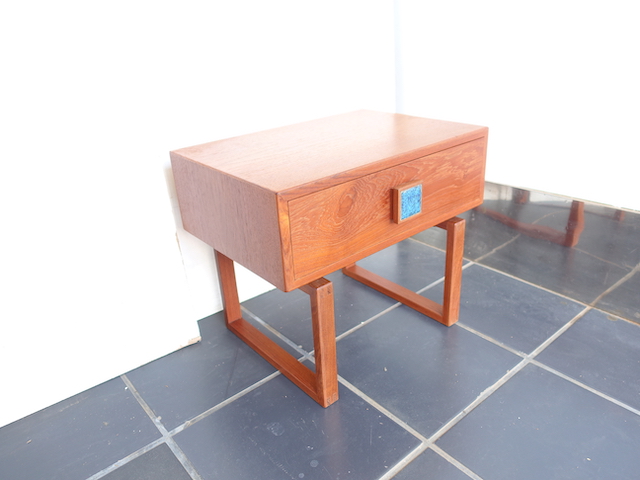 TEAK SMALL CHEST WI TILE