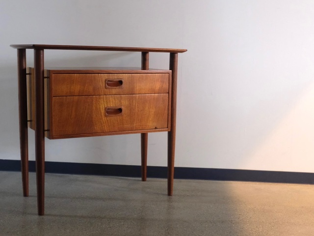 TEAK SMALL TABLE WITH 2DRAWERS