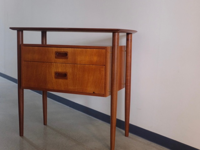 TEAK SMALL TABLE WITH 2DRAWERS