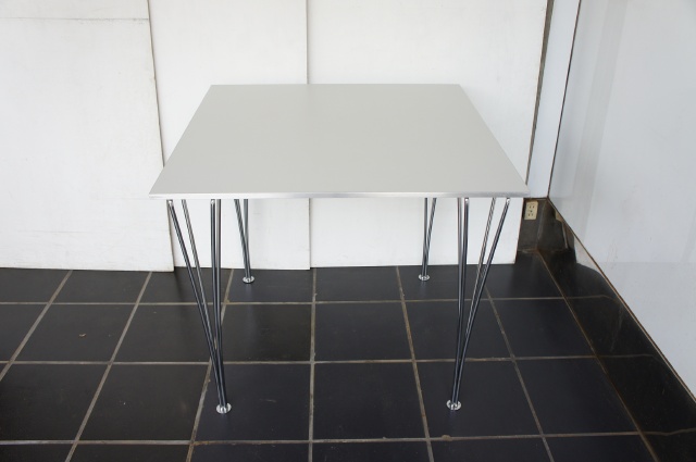 WHITE TABLE METAL FOOT
