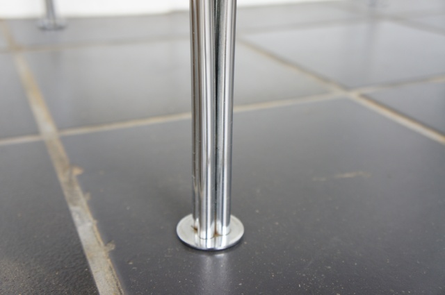 WHITE TABLE METAL FOOT