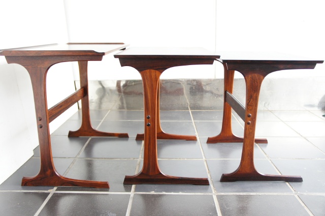 ROSEWOOD NEST OF TABLE
